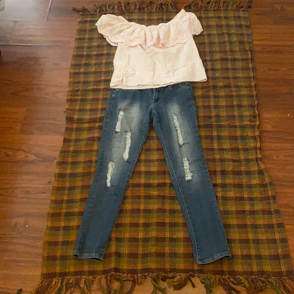 Women’s ripped relaxed Jeans 👖w Free Top